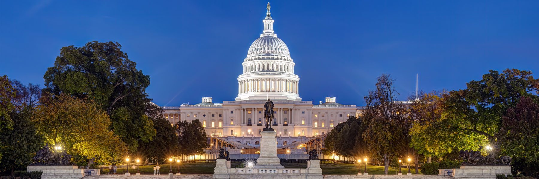 Image of the U.S. Capitol building at night